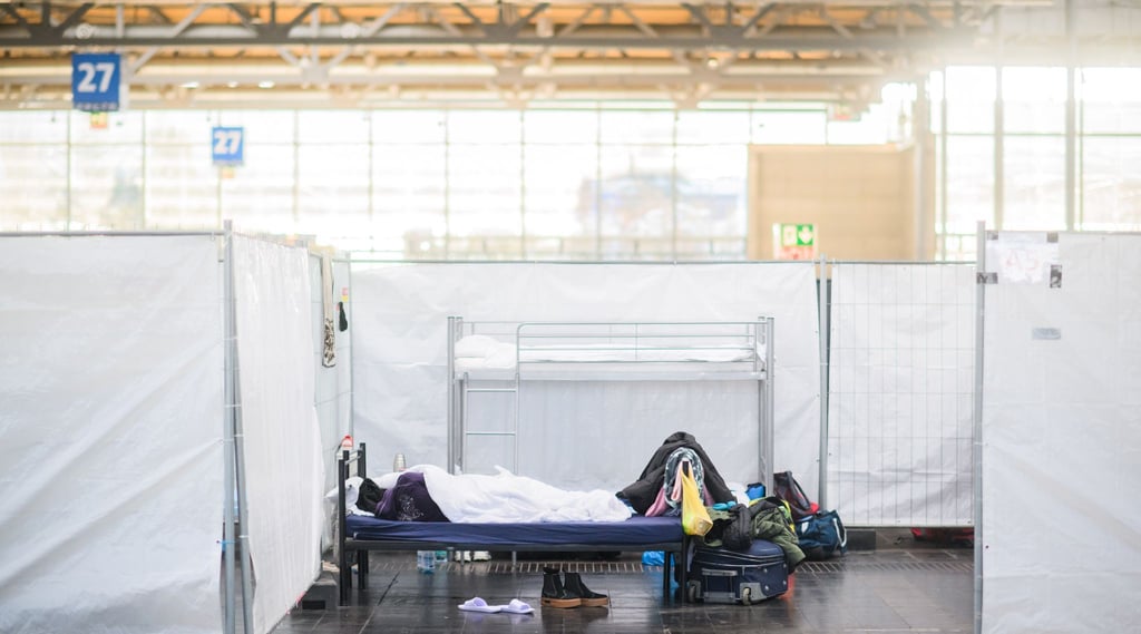 Niedersachsens Innenministerin Behrens nennt die Unterbringung von Flüchtlingen in Notunterkünften wie den Messehallen bei Hannover suboptimal. (Archivbild)