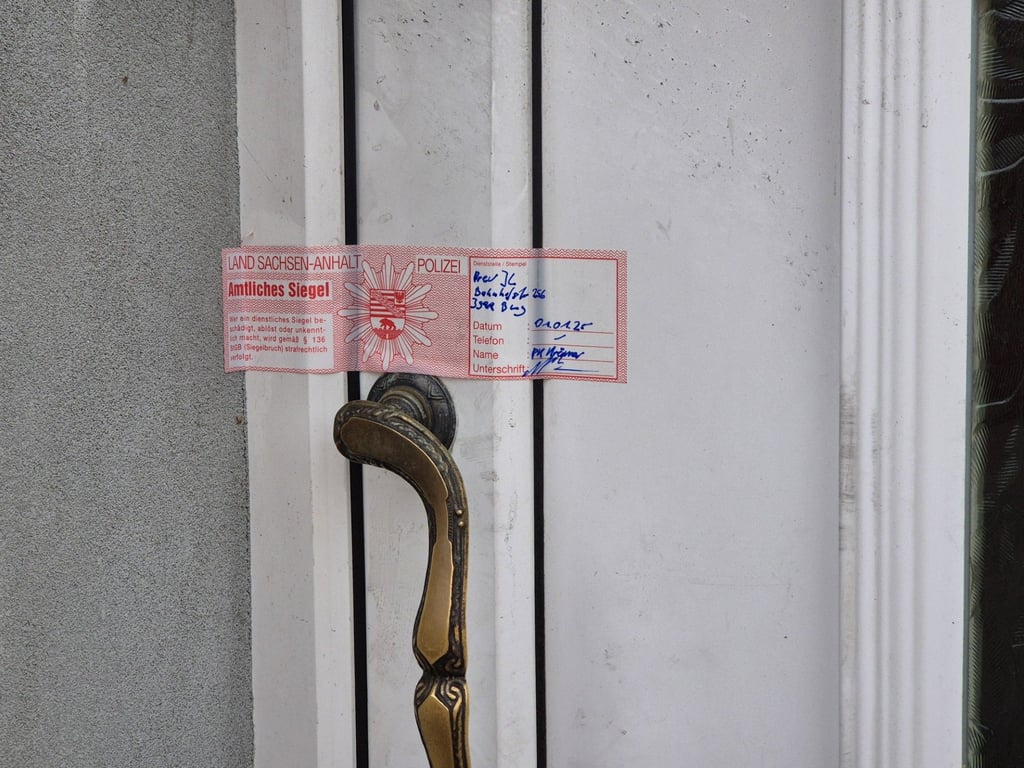 Das amtliche Siegel verhindert ein Betreten des Hauses.