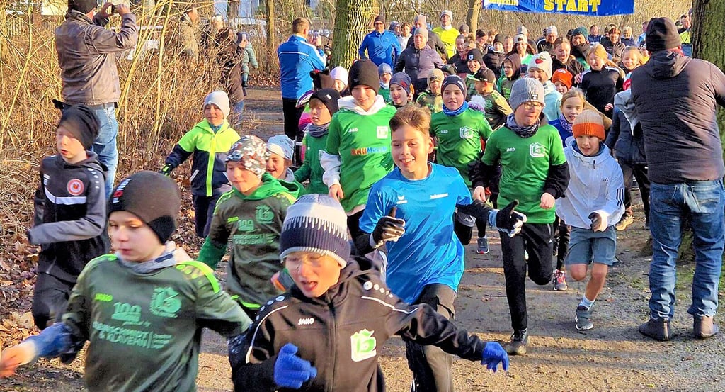 Über 200 Läufer sind beim Silvesterlauf im Volkspark Genthin an den Start gegangen.