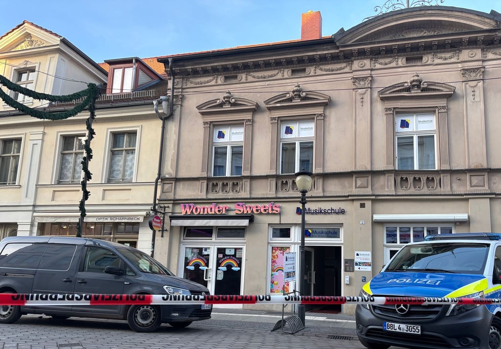 Die Polizei hat bei einem Einsatz in Potsdam eine Sprengstoffvorrichtung gefunden.