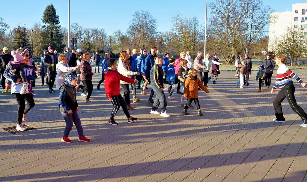 Sigrid Hermanns (rechts bei der Erwärmungs-Anleitung) und ihre Frauen vom SV Salzland zählten 115 Teilnehmer. Davon liefen 75 aktiv mit. Vor drei Jahren - noch Corona-Zeit - wagten sich insgesamt nur 70 an die frische Luft.