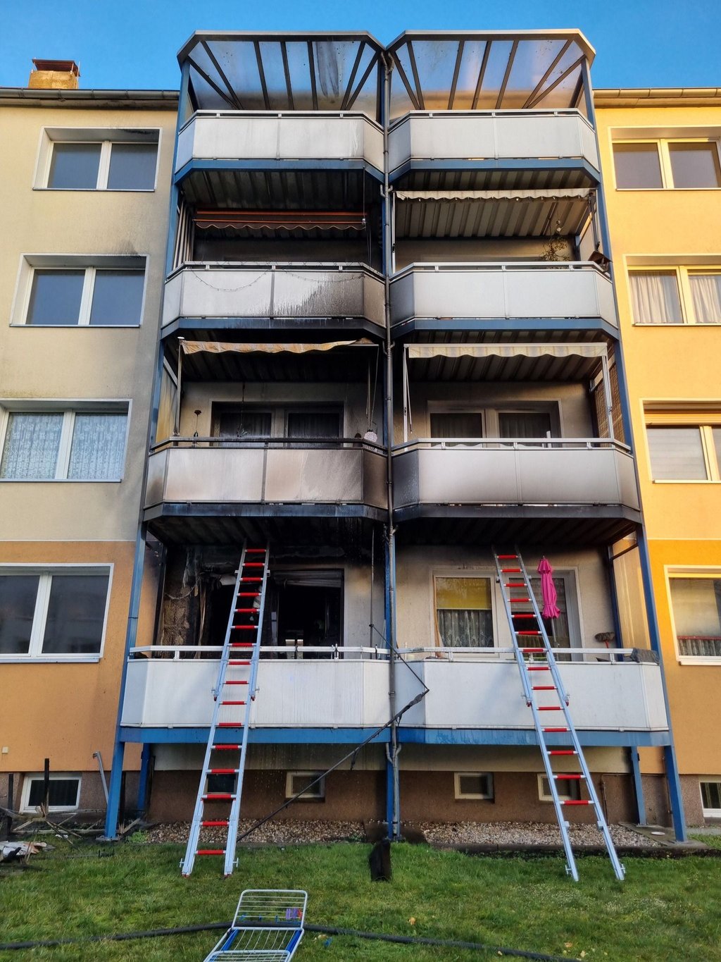 Vom brennenden Balkon griffen die Flammen auf darüberliegende Balkone über.