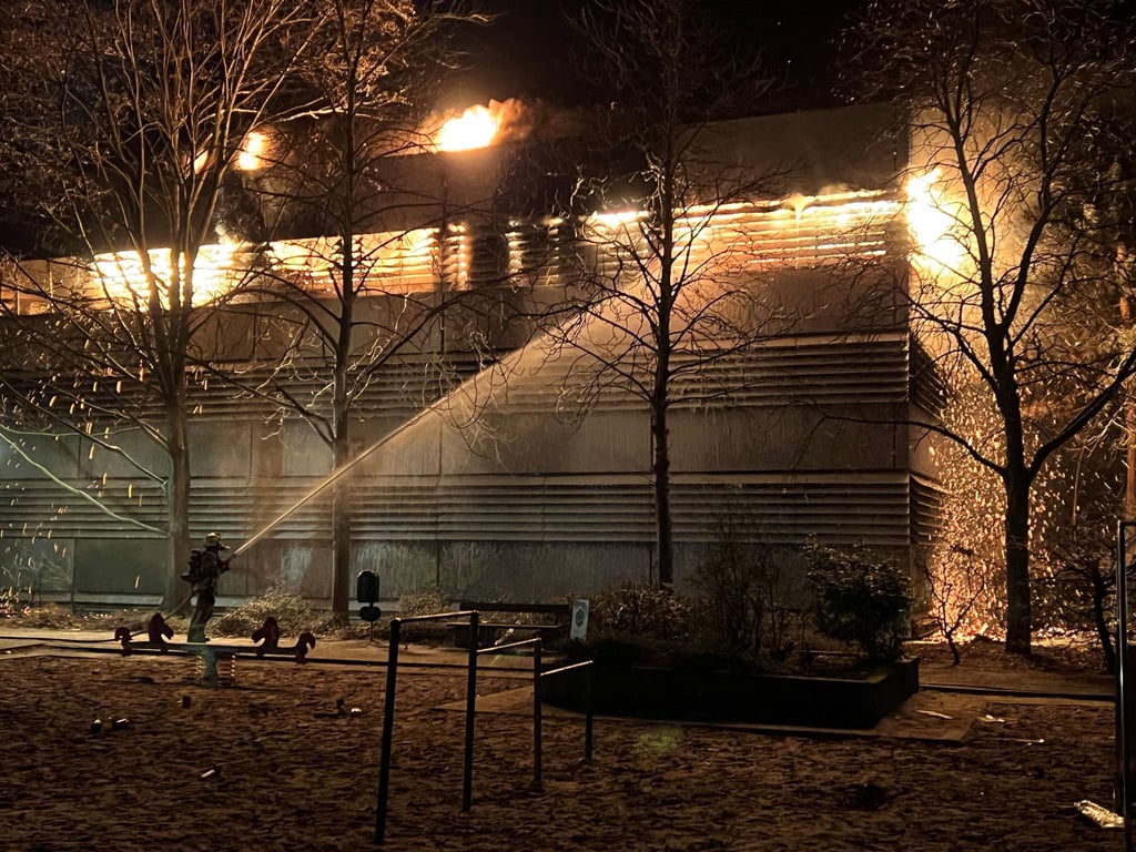 Auf zwei der vier Etagen brennt es in voller Ausdehnung.
