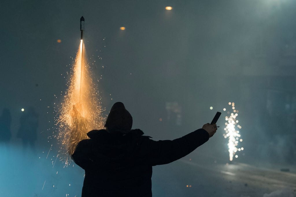 Zu sechs Einsätzen wurde der Dessau-Roßlauer Rettungsdienst in der Nacht gerufen, da Personen durch Böller an Händen und Augen verletzt wurden.