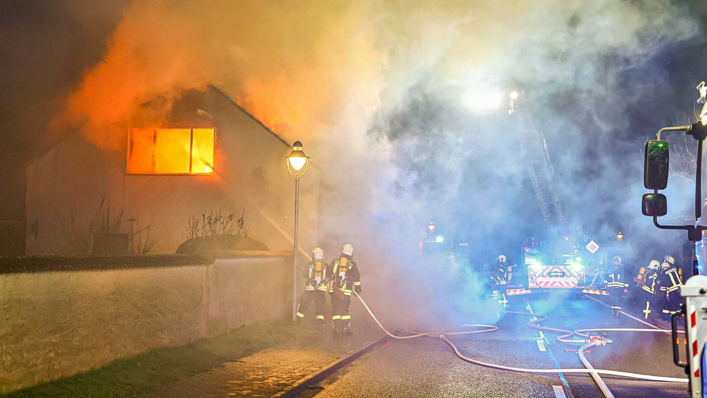 Eine Scheune in Kleinkorgau steht in der Silvesternacht in Brand. Rettungskräfte kämpfen gegen die Flammen, die sich auf das Wohnhaus ausbreiten.