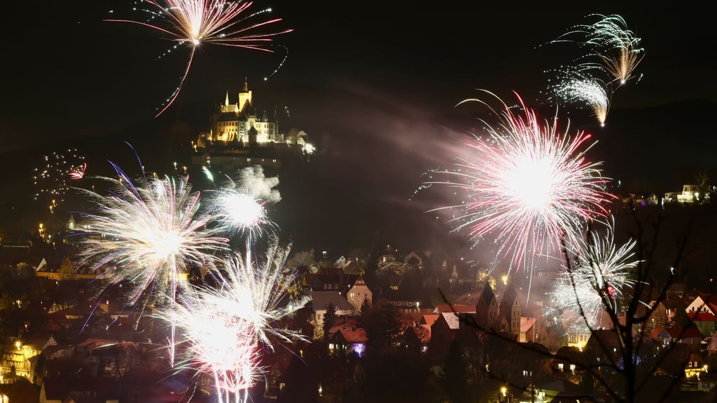 Silvesternacht 2024/2025: Feuerwerk erleuchtet den Nachthimmel über Wernigerode.