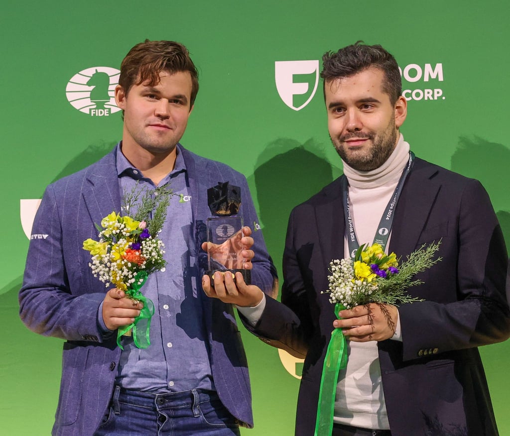 Magnus Carlsen (l) und Jan Nepomnjaschtschi teilen sich den Sieg bei der Blitzschach-WM.