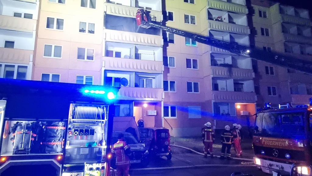 In der Silvesternacht ist die Berufsfeuerwehr in der Roßlauer Waldstraße alarmiert worden. Hier war ein Feuer auf zwei Balkonen ausgebrochen.