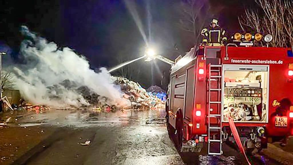 Die Kameraden der Ascherslebener Wehr im Einsatz.
