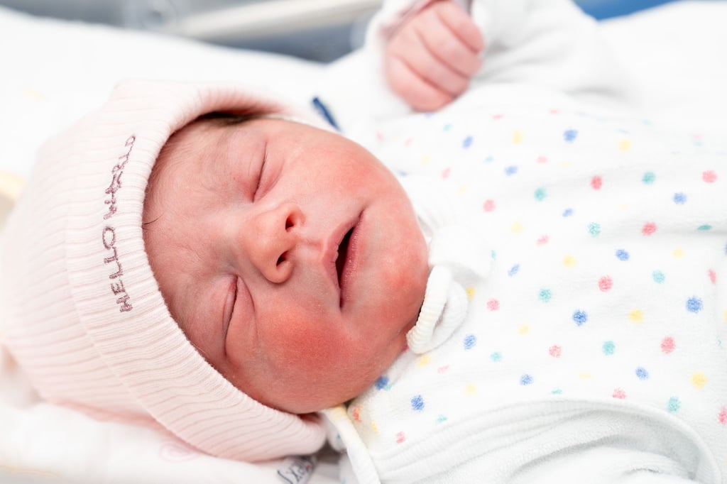 "Hello World", steht auf der Mütze der kleinen Emilie. Mindestens sechs neue Babys sind am 1. Januar 2026 in Sachsen-Anhalt geboren.&nbsp;