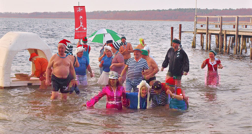 Über 60 Eisbader aus der Altmark, aus Berlin, Brandenburg, Genthien, Wittenberge und Rostock gingen beim 20. Winterbadetag am Arendsee ins vier Grad "warme" Wasser und hatten riesigen Spaß.