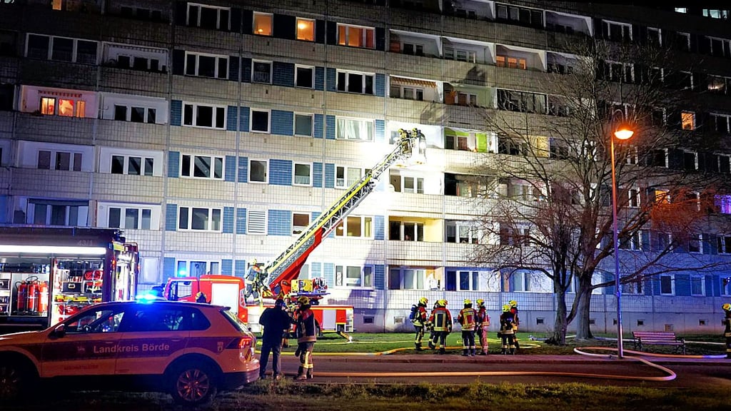 Kurz vor dem Jahreswechsel wurde die Feuerwehr zu einem Balkonbrand im Zehngeschosser Samsweger Straße gerufen.