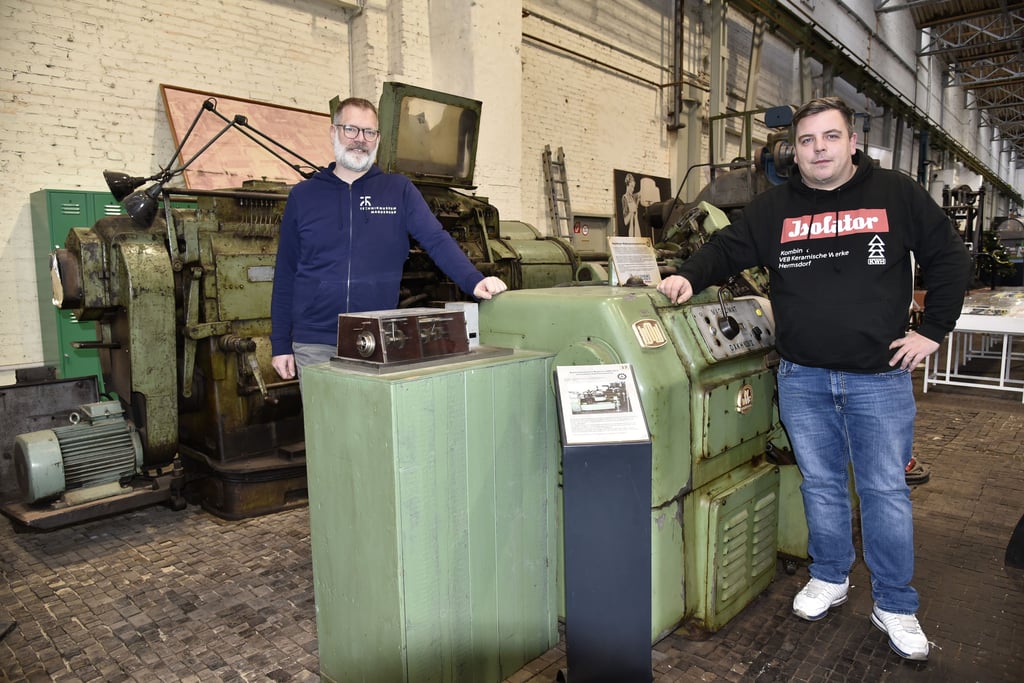 Museumsdiretor Hajo Neumann (l.) und Sammlungsleiter Christian Marlow stehen hier an einem historischen Magdeburger Kopierautomaten im Technikmuseum.