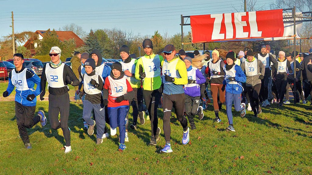 Zu den Startern auf der Sieben-Kilometer-Laufstrecke gehörte auch Patrick Gonschorek (gelbe Jacke; Startnummer 21), der bereits am Ironman auf Hawaii teilgenommen hat und sich in Könnern den Sieg sichern konnte.