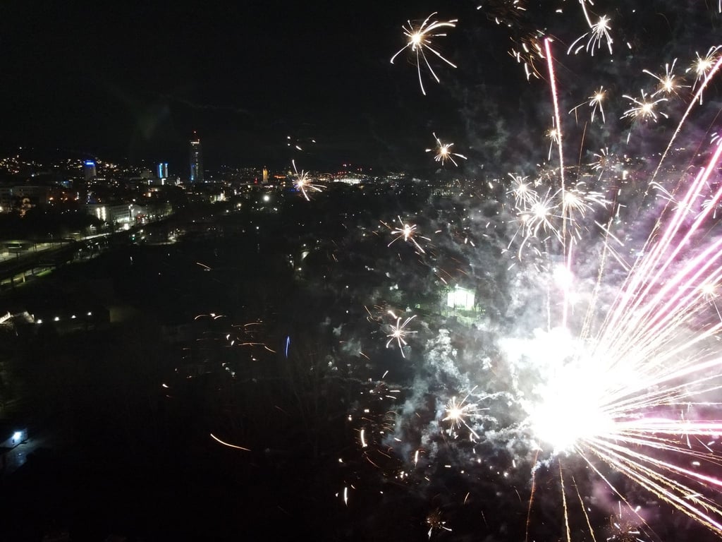 Sieht schön bunt aus, hinterlässt aber jede Menge Müll: Silvesterfeuerwerk (Archivfoto).