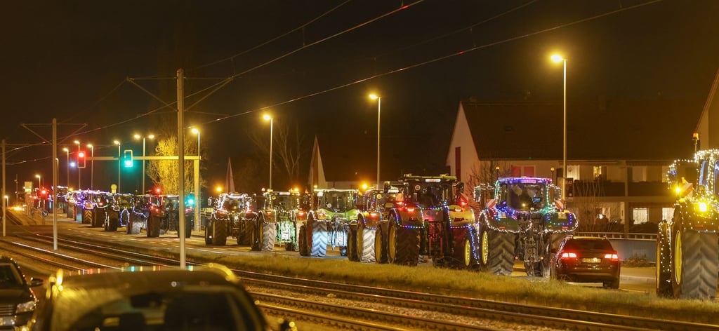 Traktoren aus Sachsen Anhalt fahren Neujahr auf einer Lichterfahrt durch die Landeshauptstadt unter dem Motto "Ein Funken Hoffnung für Magdeburg".