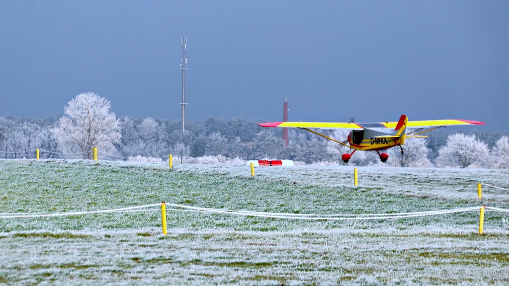 Ultraleichtflugzeug im winterlichen Tryppehna.