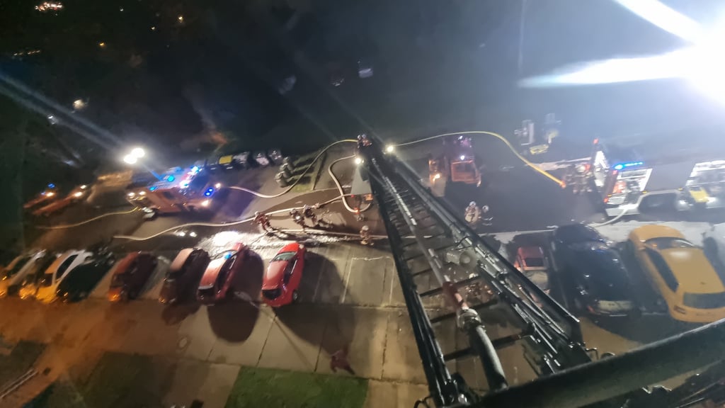Zur Brandbekämpfung kam die Drehleiter zum Einsatz.