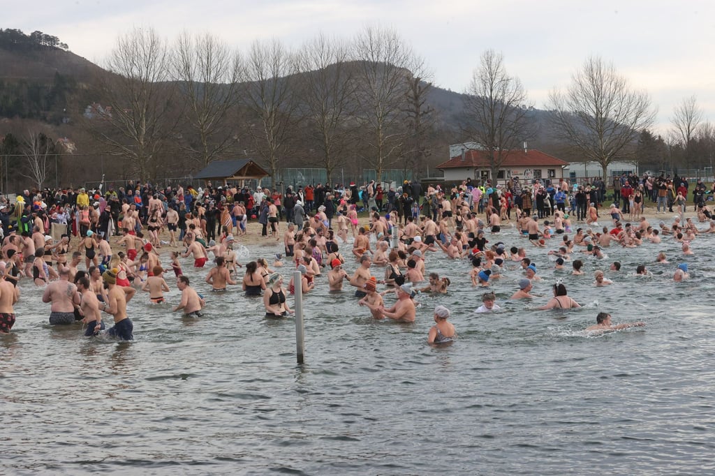 Neujahrsschwimmen für Hartgesottene in Jena.