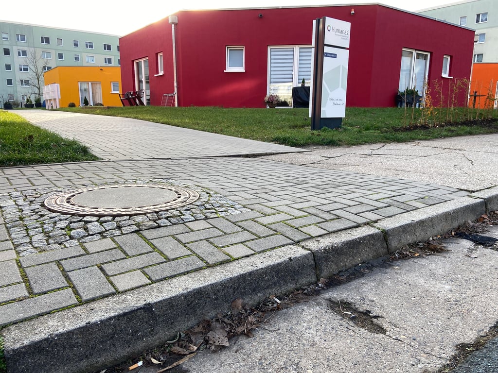 An der Ulnerstraße in Magdeburg gibt es bei der Einfahrt eines Wohnkomplexes keine Absenkung.