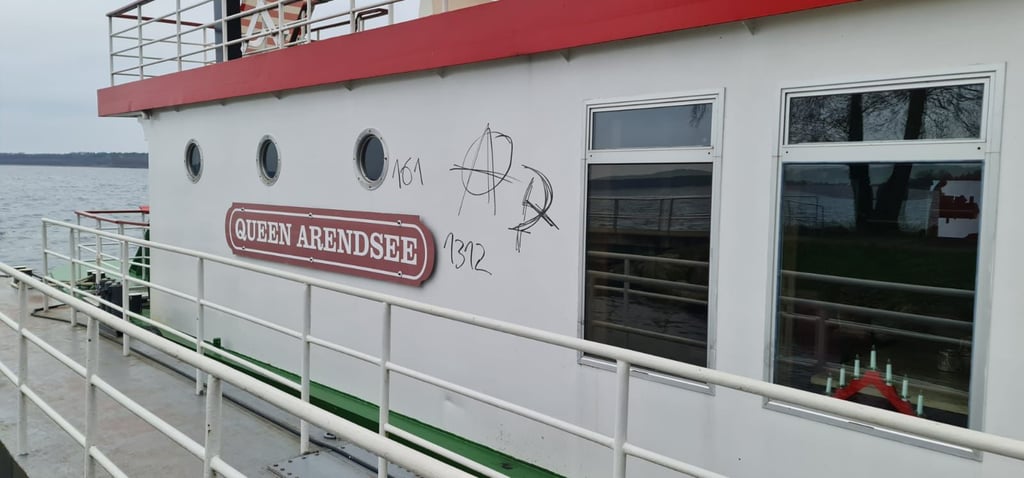 Die Außenwand des Arendseer Schiffs wurde beschmiert.