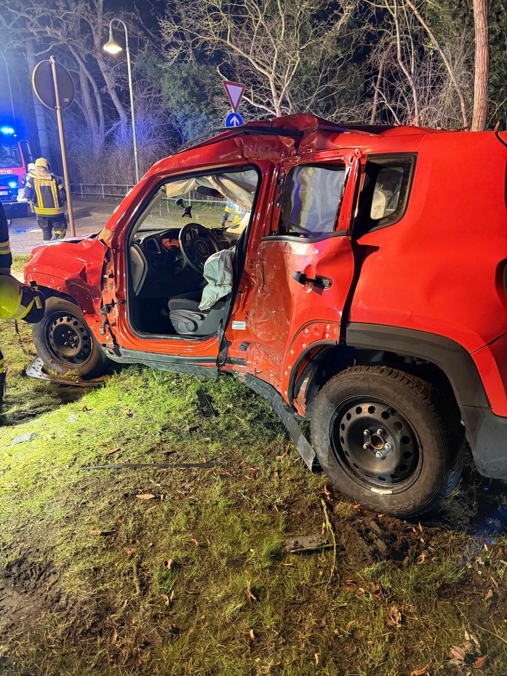 Zu einem Verkehrsunfall mit einer verletzten Frau musste die Feuerwehr Köthen in der Silvesternacht ausrücken.
