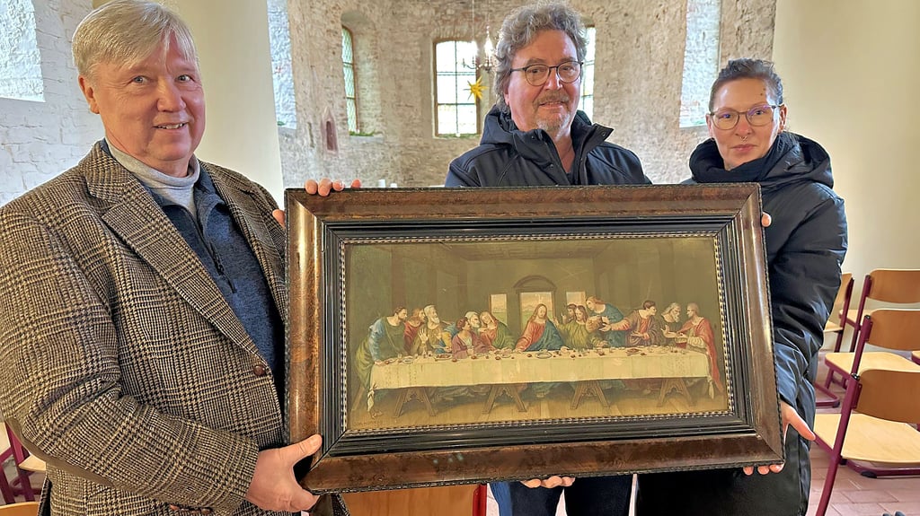 Gerd Meißner (l.) möchte, dass „Das letzte Abendmahl“ künftig in der Kirche in Wohlsdorf seinen Platz findet und überreichte es im Beisein der Ortsbürgermeisterin Maria Parr (r.) an Ralf Liebegott.