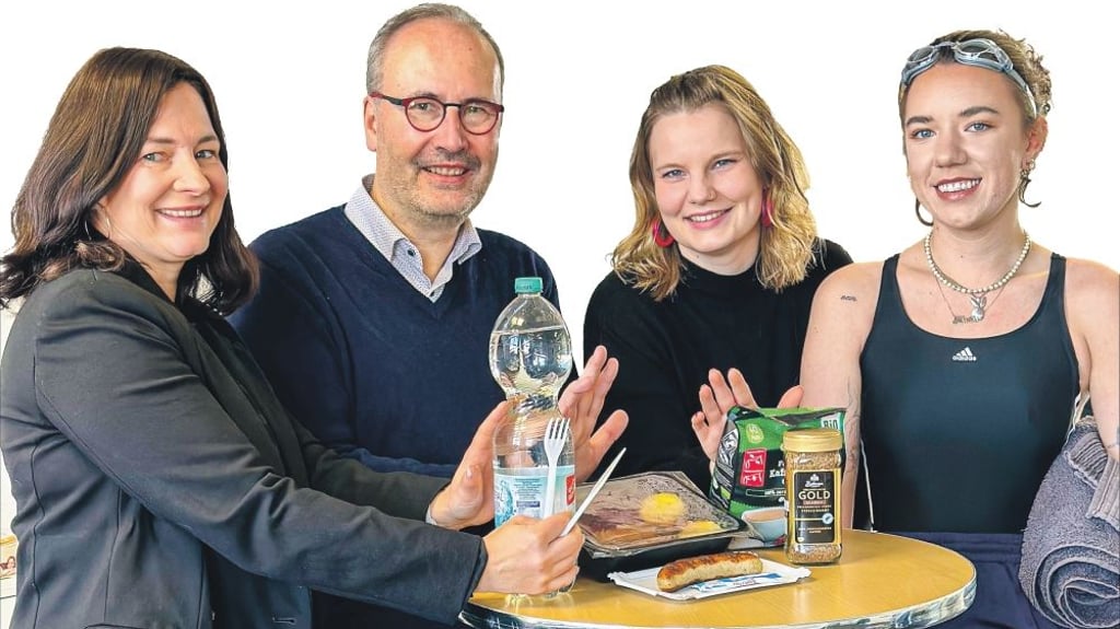 Die Reporterinnen Sabine Lindenau, Romy Bergmann und Lena Bellon (von links) aus der Lokalredaktion Magdeburg stellen sich gemeinsam mit Chefredakteur Marc Rath wieder einer Herausforderung im neuen Jahr. Dieses Mal unter dem Motto: Raus aus der Komfortzone. In den kommenden Wochen werden sie täglich über ihre Erfahrungen berichten.