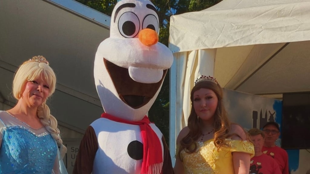 Auch Schneemann Olaf aus dem Musical „Die Eiskönigin“ ist beim Kinderprogramm des Jugendhauses Parey dabei.