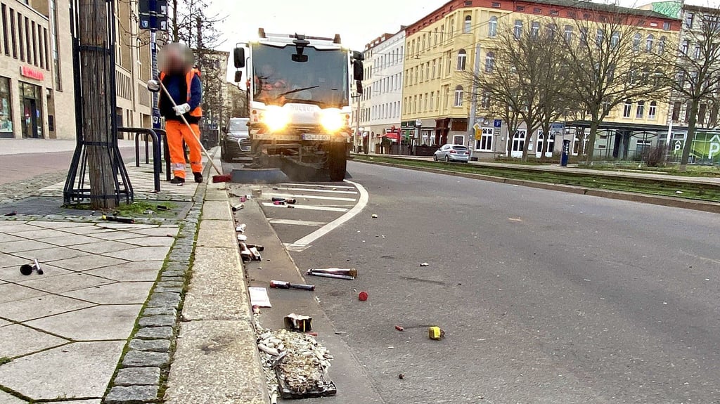 Mitarbeiter der Stadt Magdeburg sammeln zu Fuß und mit Maschinen die Überreste der Silvesternacht ein – kleine Haufen, die sich zu mehreren Tonnen summieren.