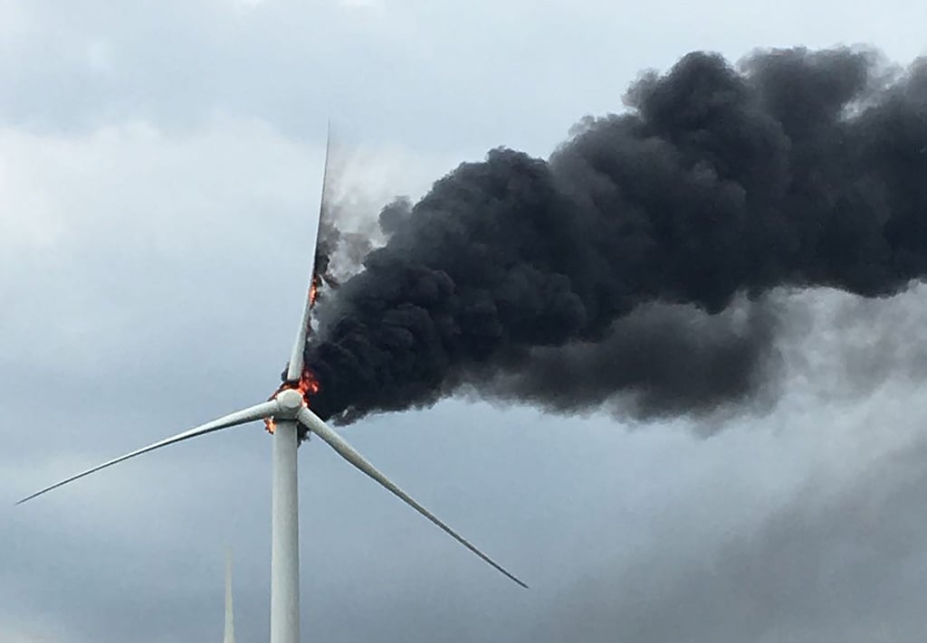 Archivbild einer brennenden Windkraftanlage in Brandenburg. Auch in Bad Bentheim hat eine Windkraftanlage gebrannt.