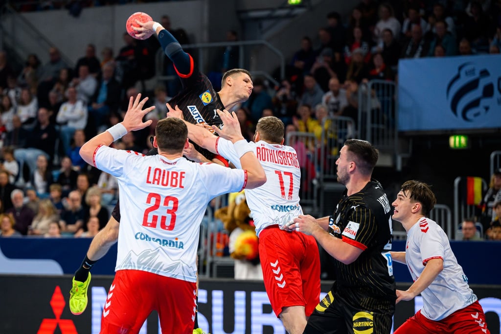 Jannik Kohlbacher (2.v.r.) und Sebastian Heymann fallen für die Handball-WM aus.