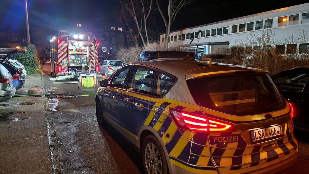 Polizei und Feuerwehr in Halle waren im Hibiskusweg im Einsatz.