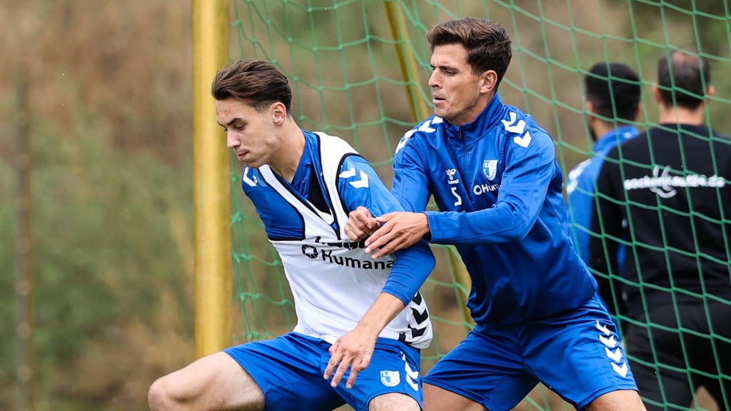 Talent Marcel Zajusch (l.), hier im Zweikampf mit Tobias Müller, ist mit dem 1. FC Magdeburg ins Trainingslager nach Side geflogen.