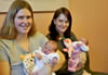 Die Neujahrskinder im Dessauer Klinikum: Leonie und Joey mit ihren Müttern Yasmin Haselbarth und Sarah Michelle Gräfe  (v. li.). 