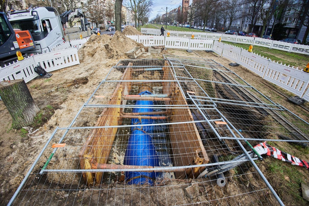 Das geborstene Wasserrohr muss nun repariert werden.