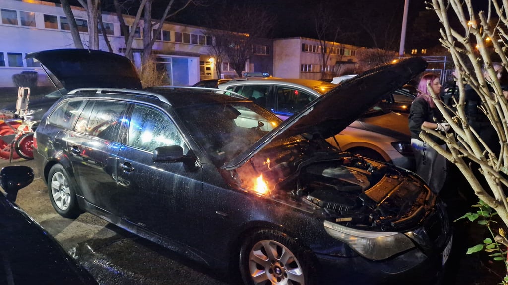 Feuerwehreinsatz in Halle-Neustadt: Flammen loderten im Bereich des Motorraumes.