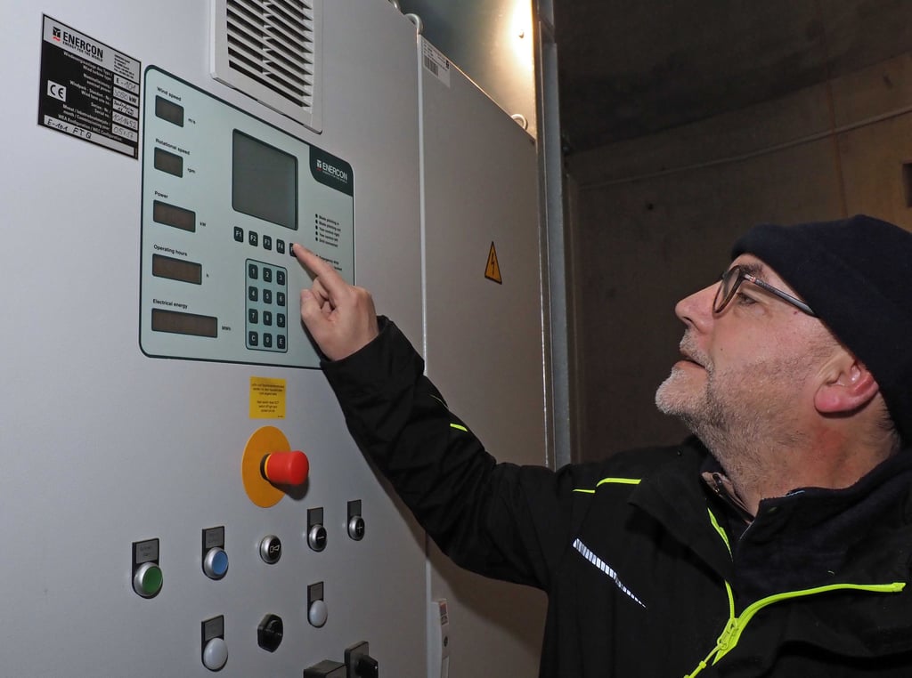 In den Windkraftanlagen lauern auch nach der Abschaltung einzelner Komponenten noch tödliche Gefahren aufgrund hoher Spannungen von bis zu 30.000 Volt.