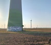 Das 166 Meter hohe Bürgerwindrad soll als Ersatz für alte Anlagen im Windpark zwischen Trebbichau an der Fuhne und Rohndorf gebaut werden, zwei Ortsteile der Stadt Südliches Anhalt.