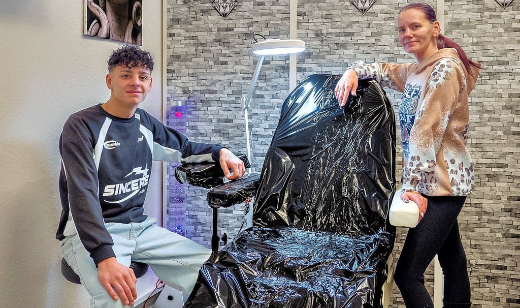 Giovanni Feratovic und seine Mutter Nicole Günther betreiben seit Anfang Dezember das Tattoo- und Nagelstudio „Black Diamond“ in Gommern. Foto: Thomas Schäfer