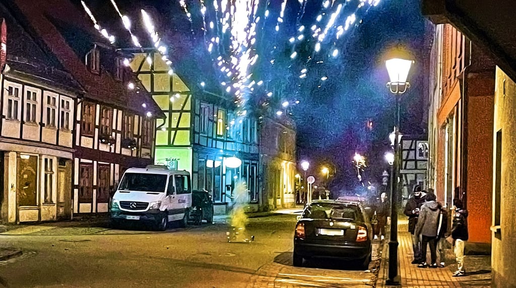 Feuerwerk in Salzwedel an der Neutorstraße: Dieser Bereich gehört noch zur Böllerverbotszone.