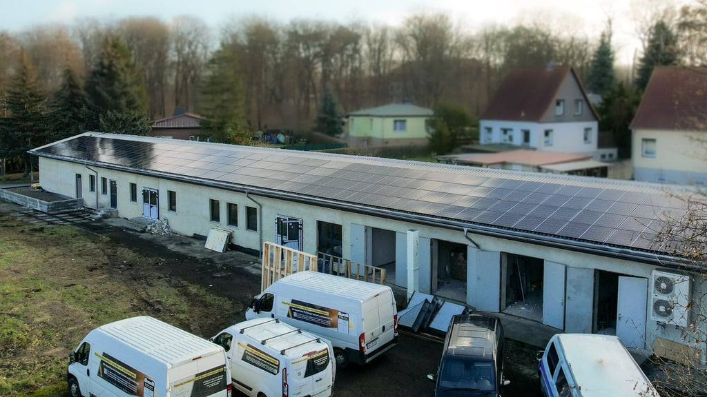 Der Umbau der künftigen Enso-Filiale in Langenstein ist aktuell in vollem Gange. Auf dem Dach die Photovoltailk-Anlage, die das Geschäft mit eigenem Strom versorgen soll.