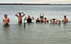 Die Schwimmer trotzen der Kälte und wollen das Neujahrsbaden in der Goitzsche zur dauerhaften Aktion machen.