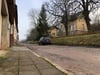 Fahrbahn wie Fußweg sind in einem desolaten Zustand: Blick in die Straße Unter der Bahn in Rieder.