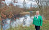 Evelyn Schaffranka inspiziert den Gondelteich und das umliegende Gelände in der Wolfener Fuhneaue.