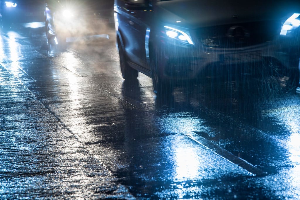 Gefährlich: Durch überfrierende Nässe oder gefrierenden Regen kann Glatteis entstehen.