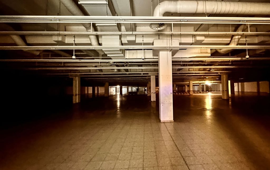Blick in den dunklen Schlund: Der ehemalige Real-Markt hatte eine Fläche größer als ein Fußballfeld. Der Nachfolger Rewe wird über die Hälfte belegen. Weiterer Mieter dort wird ein Spielwarenanbieter aus Irland.
