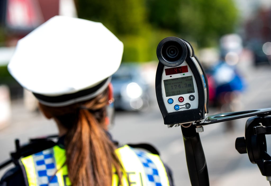 Bei einer Geschwindigkeitskontrolle auf der A72 hat die Polizei zahlreiche Verstöße festgestellt. (Symbolbild)