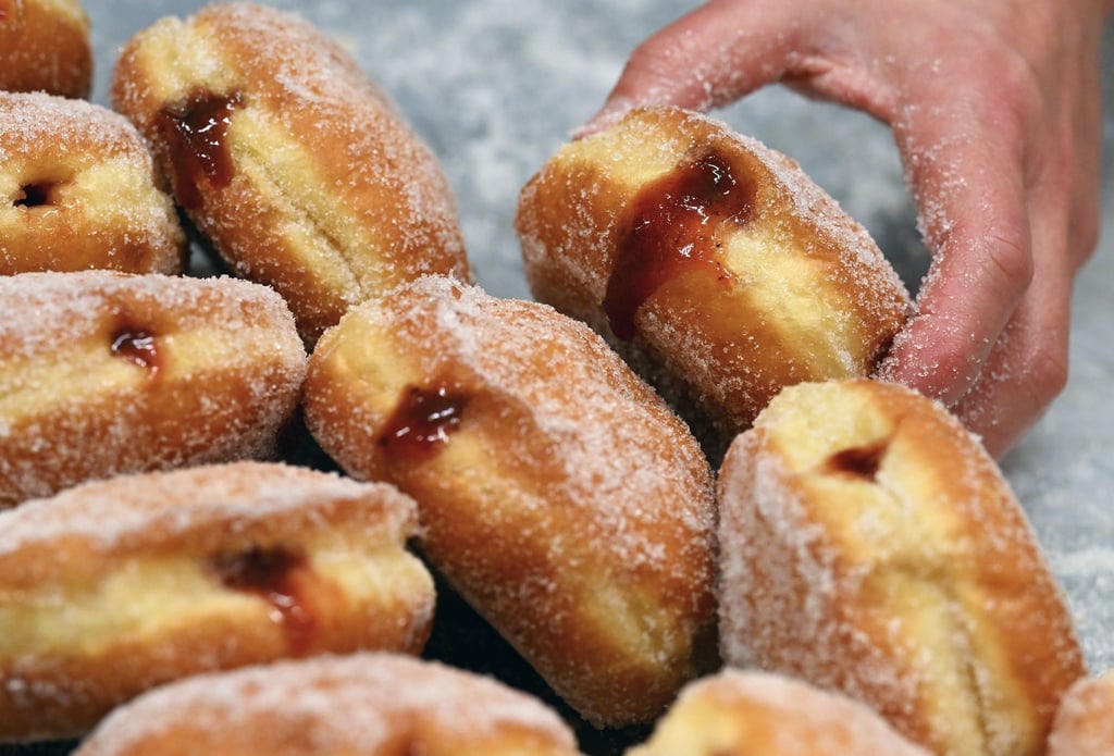 Pfannkuchen werden in Fett ausgebacken werden und haben je nach Region unterschiedliche Namen. (Symbolbild)