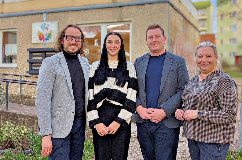 Sinja Stein (2. v. l.) ist die erste duale Studentin im Kiz Rosental, was OB Müller-Bahr (links), Jugendamtsleiter Schüler (2. v. r.) und Kiz-Chefin Blum sichtlich freut.